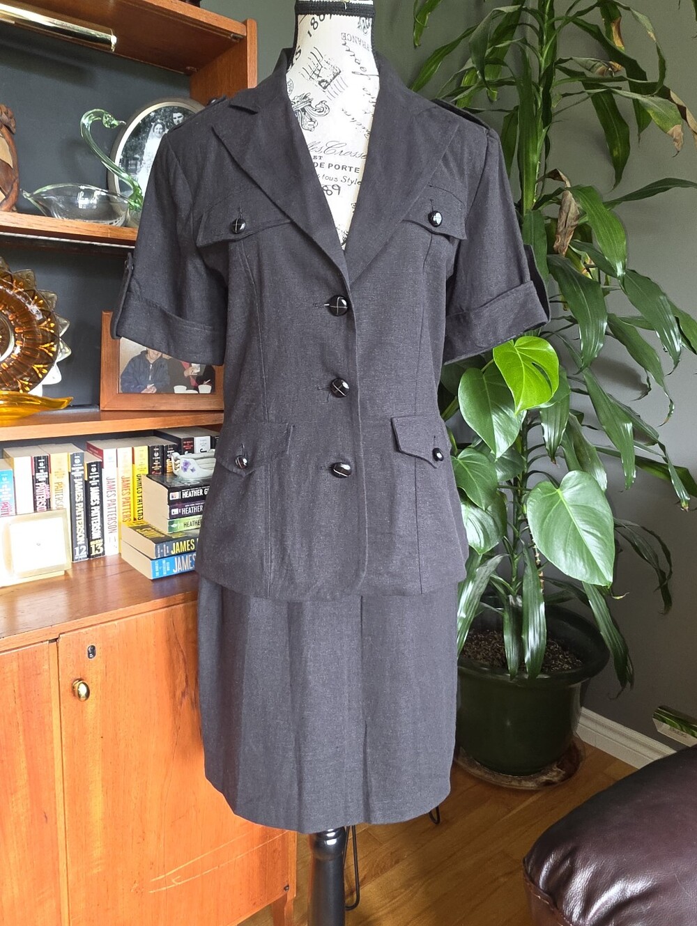 NWOT Women’s two-piece linen suit